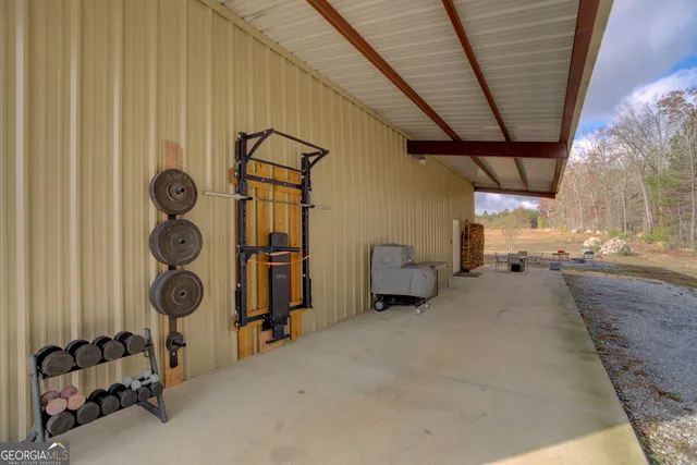 a view of a backyard