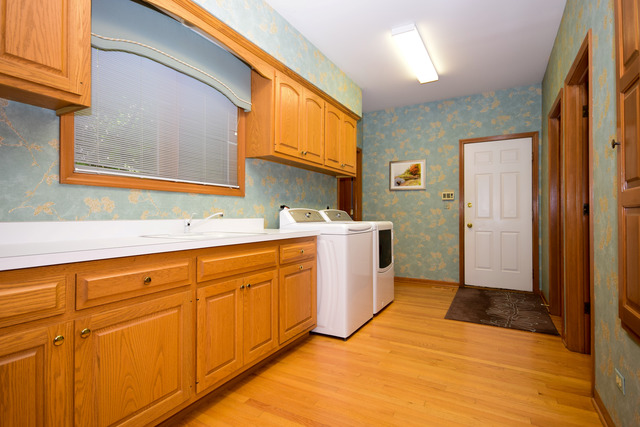 316 Trinity Lane Oak Brook, IL 60523 - Photo 11 of 25 a view of a kitchen with cabinets