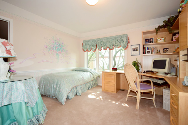 316 Trinity Lane Oak Brook, IL 60523 - Photo 18 of 25 a bedroom with a bed and a window