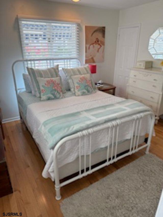 131 North Yarmouth Avenue, Unit WEEKLY SUMMER 2026 Longport, NJ 08403 - Photo 14 of 18 a bedroom with a bed and painting on the wall