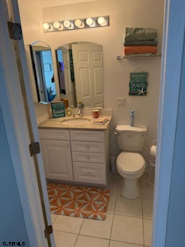 131 North Yarmouth Avenue, Unit WEEKLY SUMMER 2026 Longport, NJ 08403 - Photo 8 of 18 a bathroom with a toilet sink and mirror
