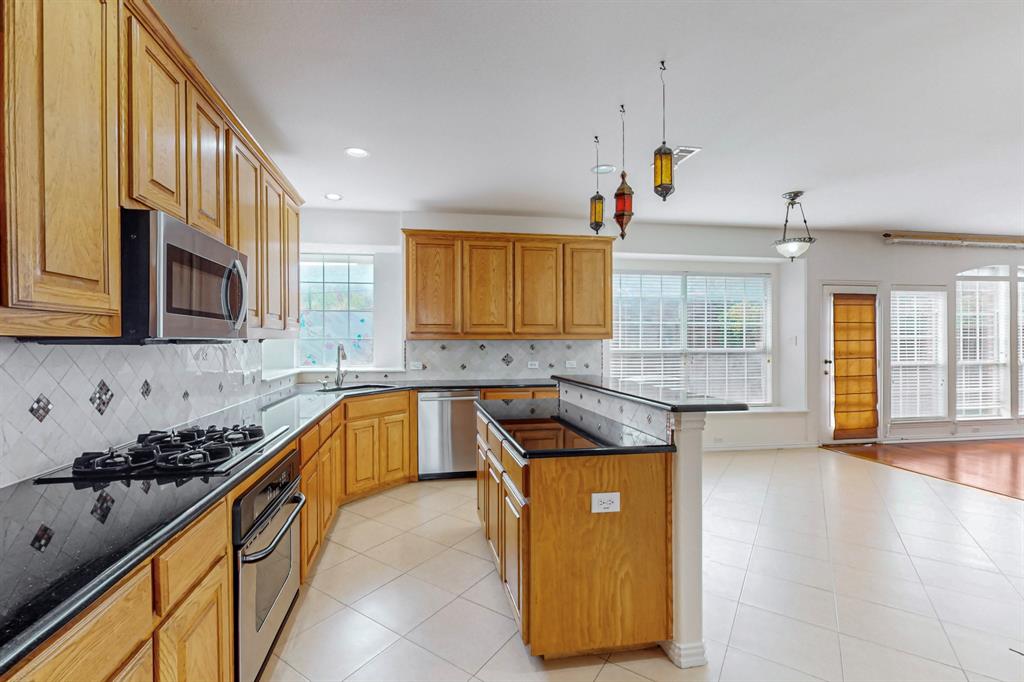 8609 Rugby Road Irving, TX 75063 - Photo 14 of 37