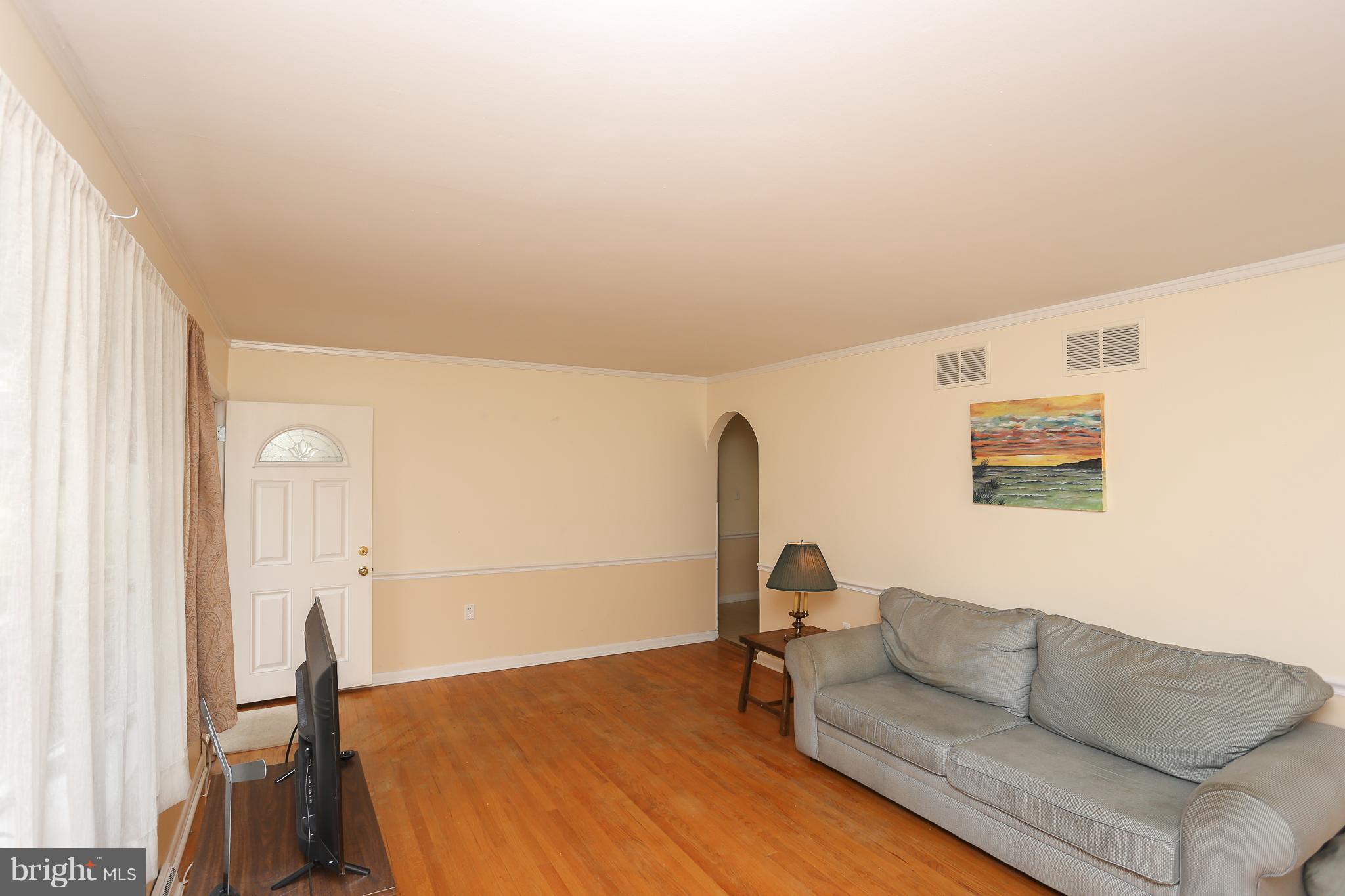 592 Forest View Road Linthicum Heights, MD 21090 - Photo 5 of 26 Living Room