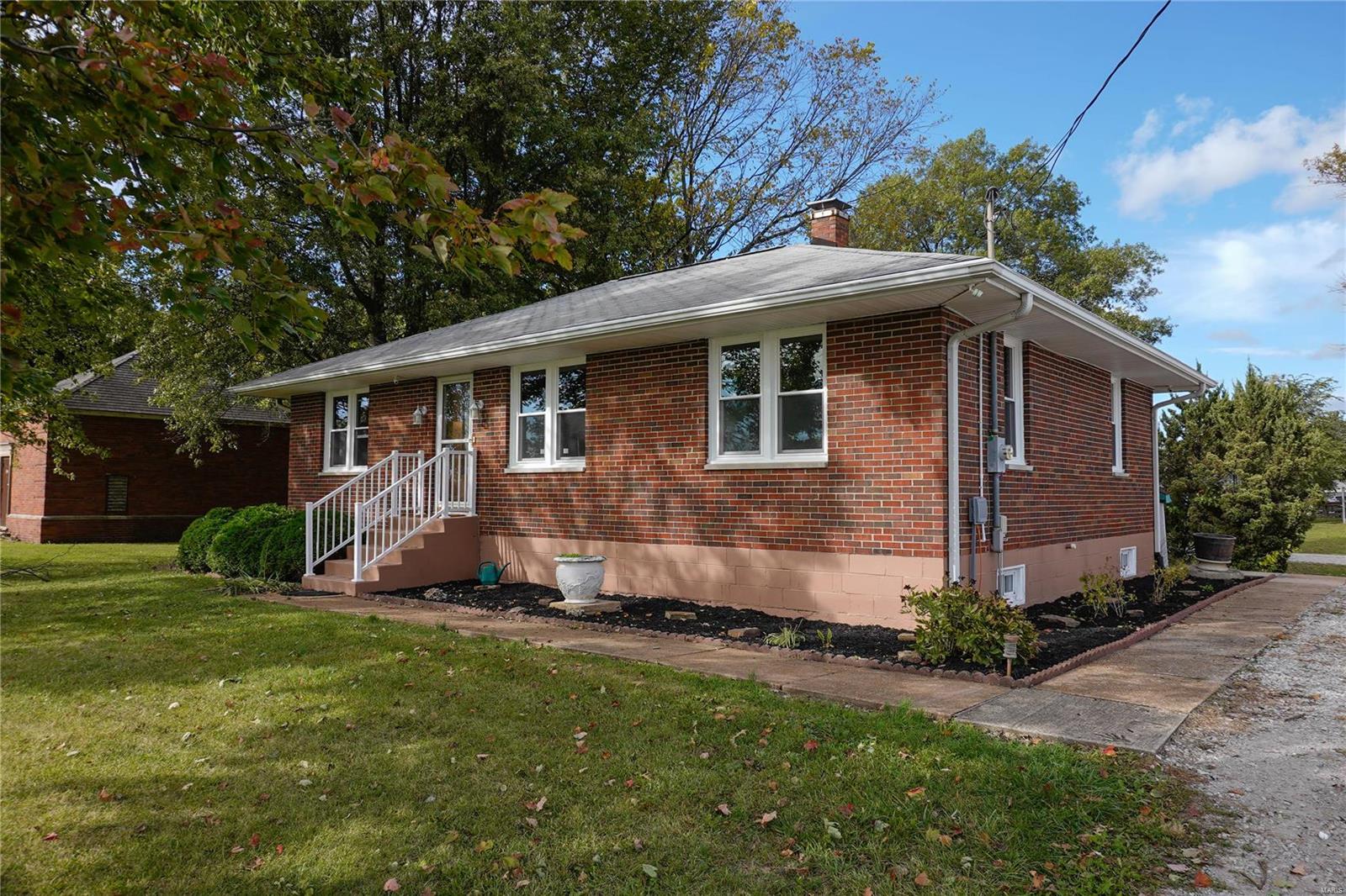 929 East Chain Of Rocks Road Granite City, IL 62040 - Photo 1 of 44