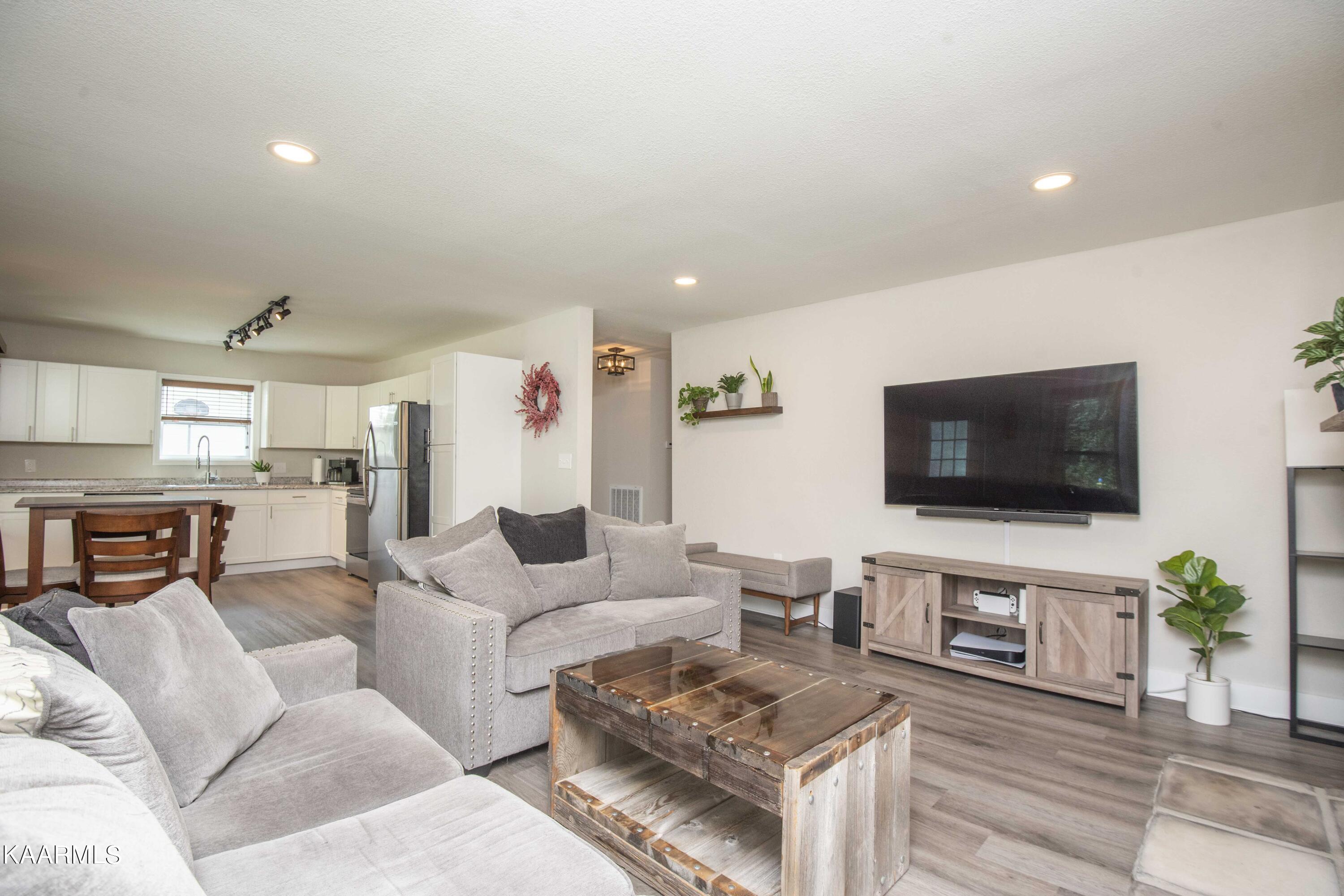 5414 Magazine Road Knoxville, TN 37920 - Photo 8 of 40 living_1