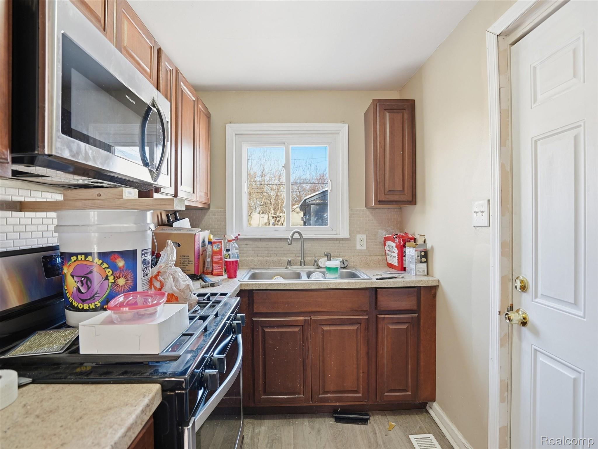 13985 Toepfer Road Warren, MI 48089 - Photo 8 of 12 11-DSC01016.jpg