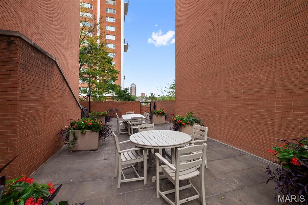 750 South Hanley Road, Unit 430 St. Louis, MO 63105 - Photo 27 of 36