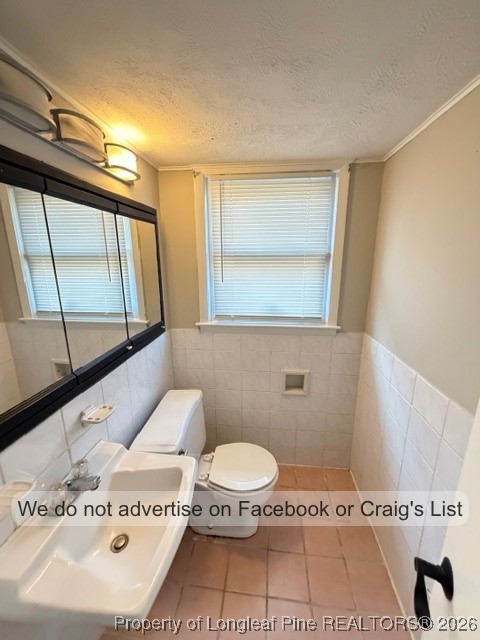 563 Alleghany Road Fayetteville, NC 28304 - Photo 5 of 15 a bathroom with a tub and a sink