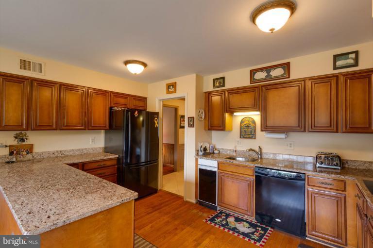 1075 Spring Hill Road McLean, VA 22102 - Photo 4 of 18 Kitchen