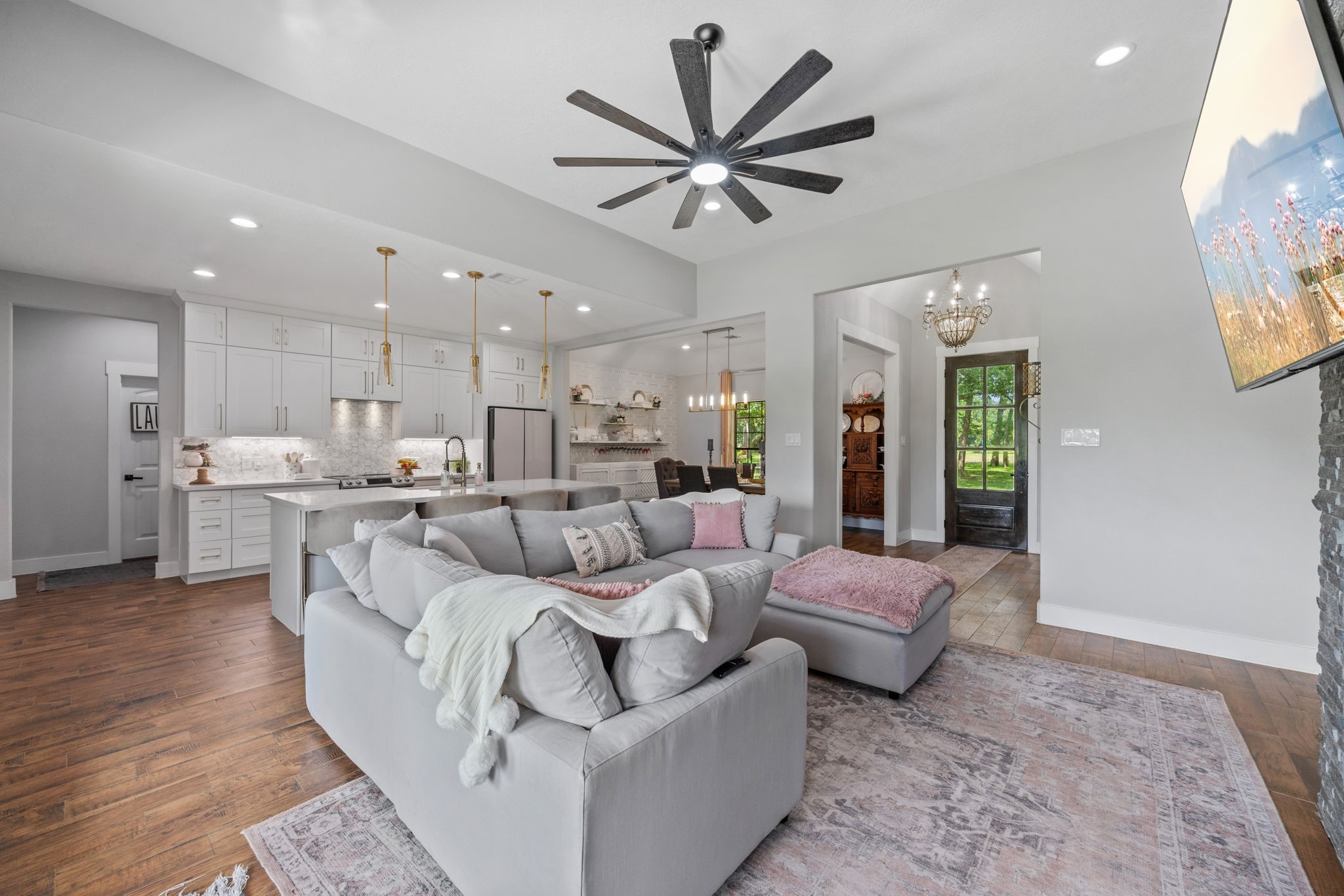 356 Barrow-White Road Anahuac, TX 77514 - Photo 13 of 30 a living room with furniture kitchen and a chandelier