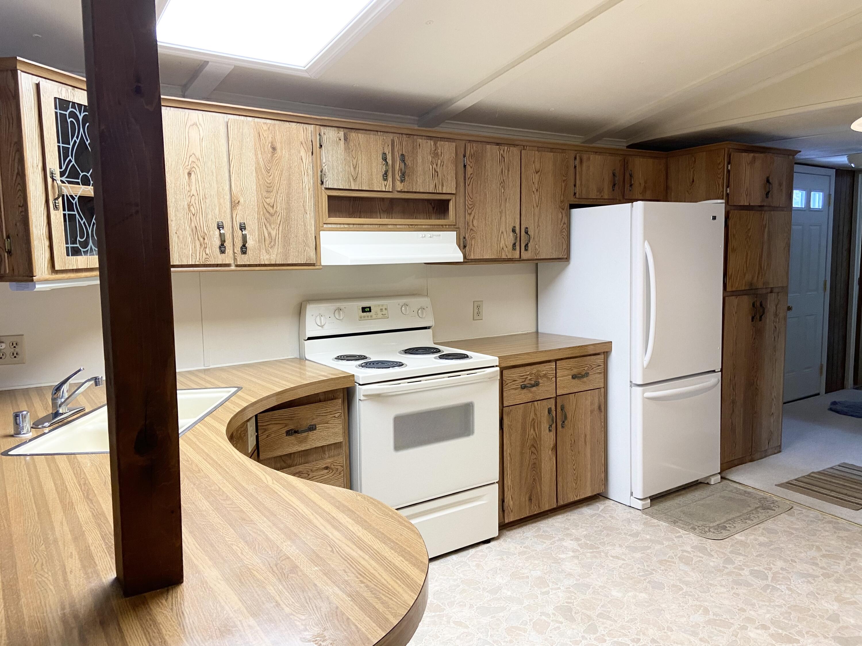 52731 Huntington Road, Unit 33 La Pine, OR 97739 - Photo 5 of 18 Kitchen