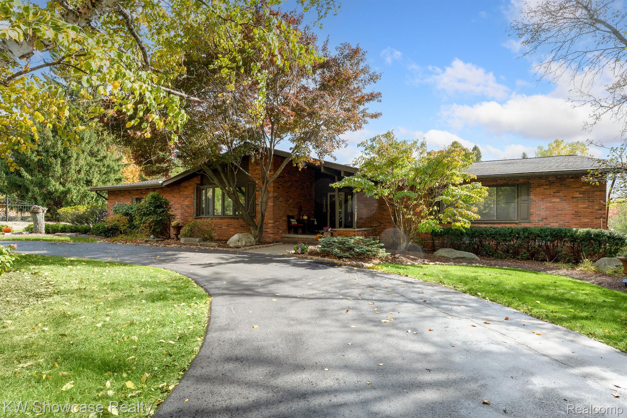 865 South Pemberton Road Bloomfield Hills, MI 48302 - Photo 1 of 36 Gallery Image 1