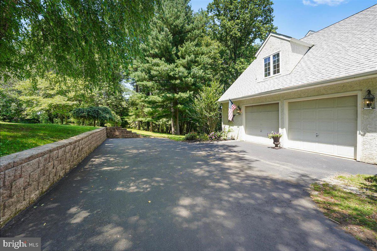 207 Kirkbrae Road Kennett Square, PA 19348 - Photo 3 of 47 Side Entry Garage