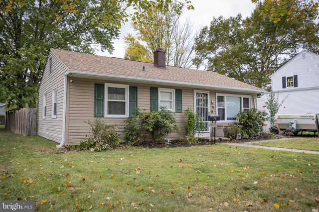 a view of a house with backyard and garden