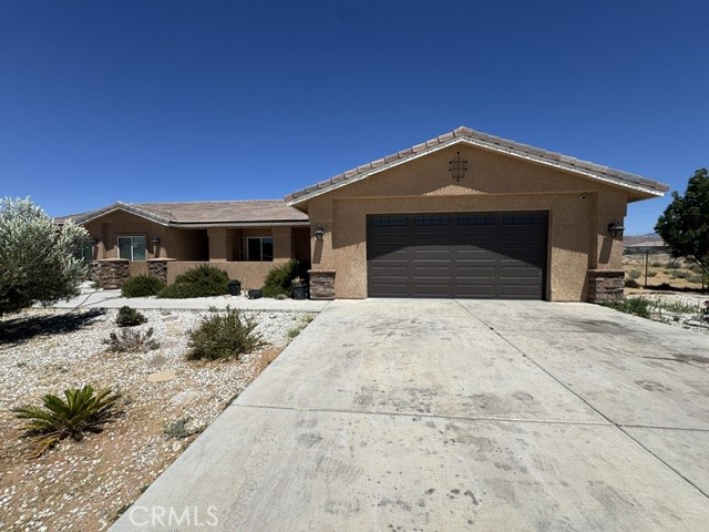 21832 Thunderbird Road Apple Valley, CA 92307 - Photo 2 of 6 2 car garage entrance