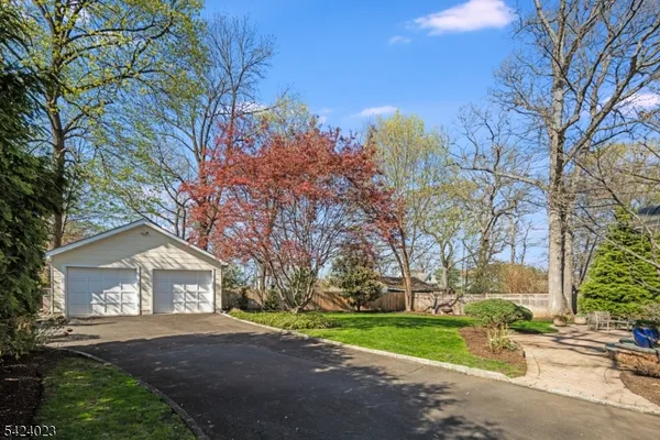 $2,995,000 | 39 Oak Ridge Avenue, Summit, NJ 07901