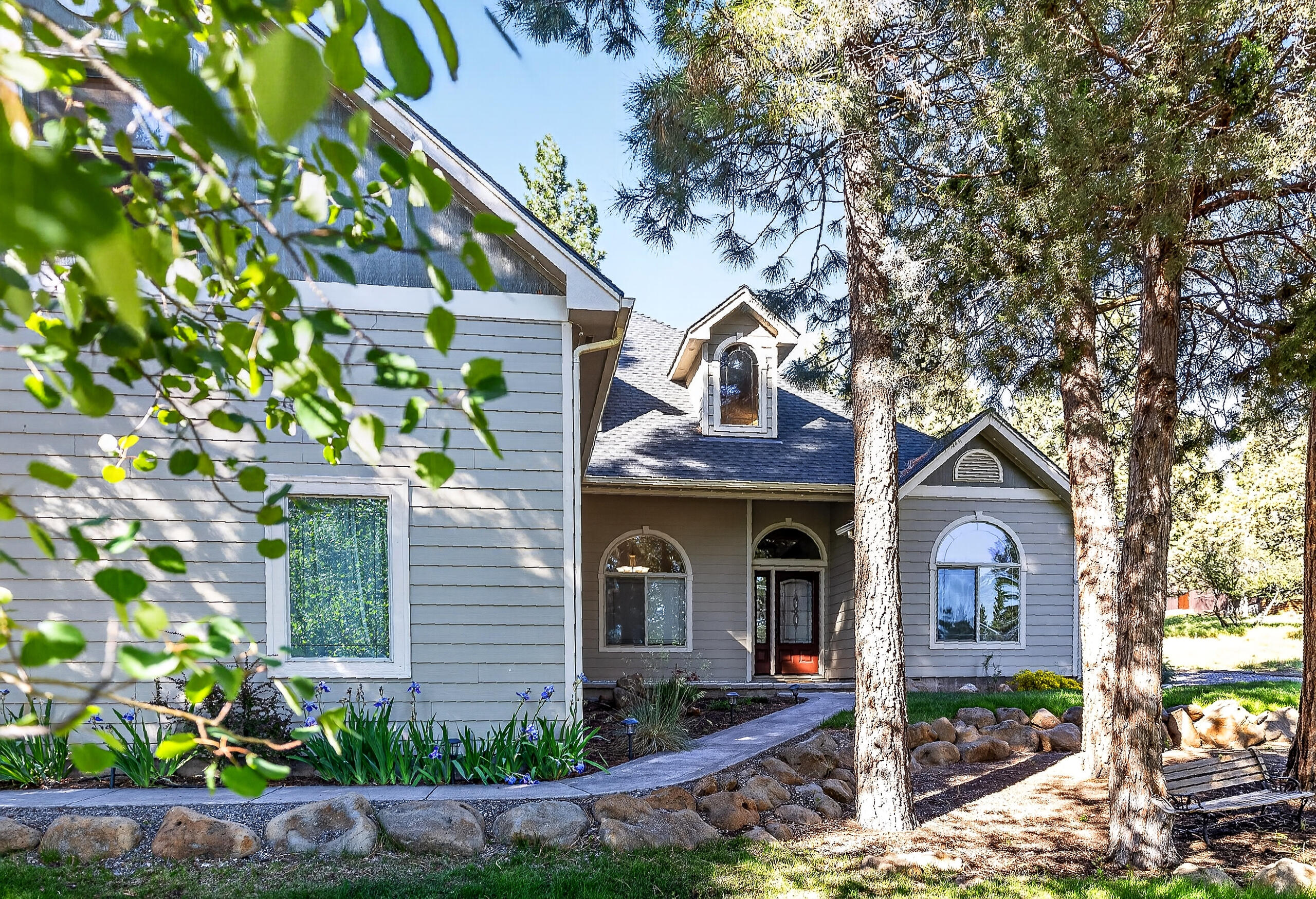 10421 Kestrel Road Klamath Falls, OR 97601 - Photo 5 of 56 a front view of a house with garden