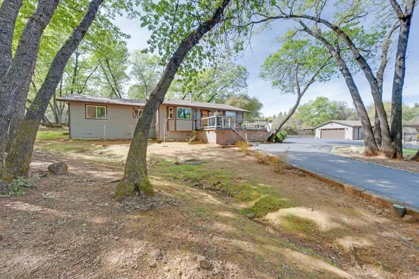 a view of yard with green space