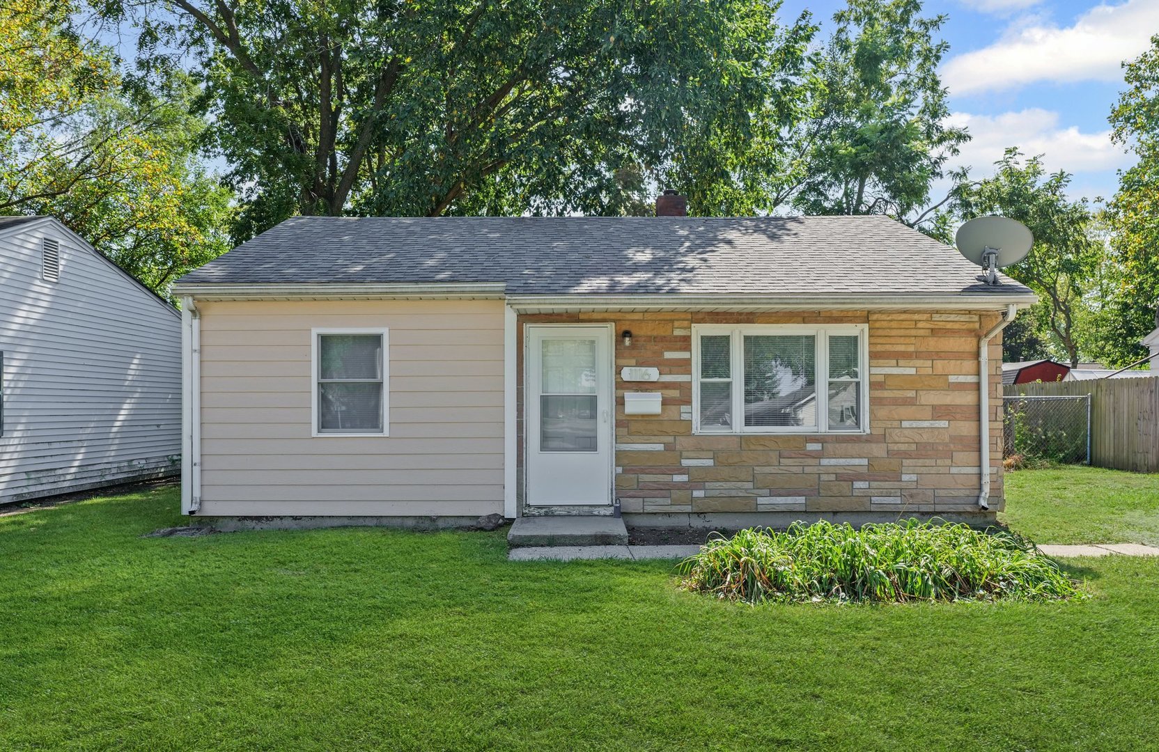 a view of a house with a yard