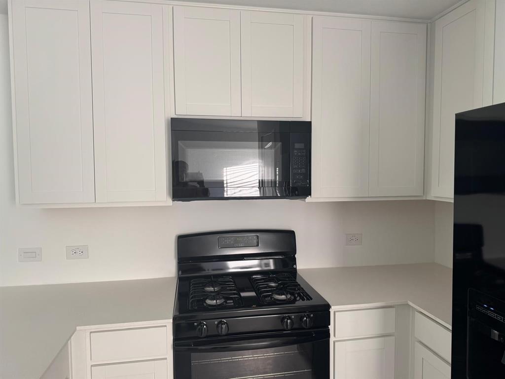 7505 Fenton Parkway Pilot Point, TX 76258 - Photo 10 of 30 a kitchen with cabinets and appliances