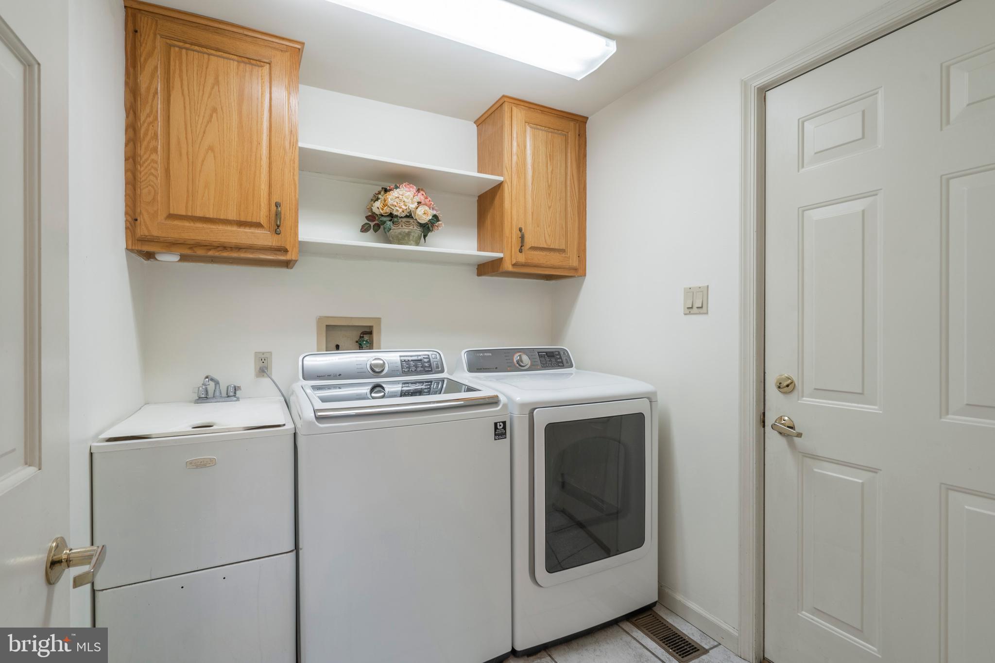 841 Hunt Road Newtown Square, PA 19073 - Photo 25 of 56 1st floor laundry off of mudroom to garage