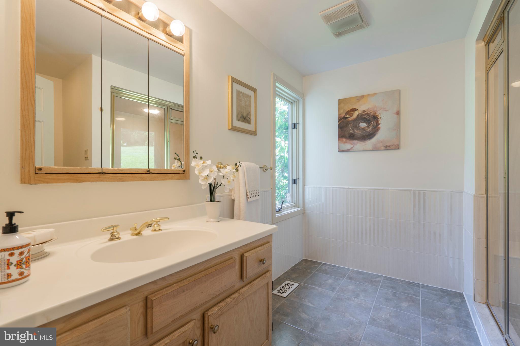 841 Hunt Road Newtown Square, PA 19073 - Photo 27 of 56 1st floor full bath