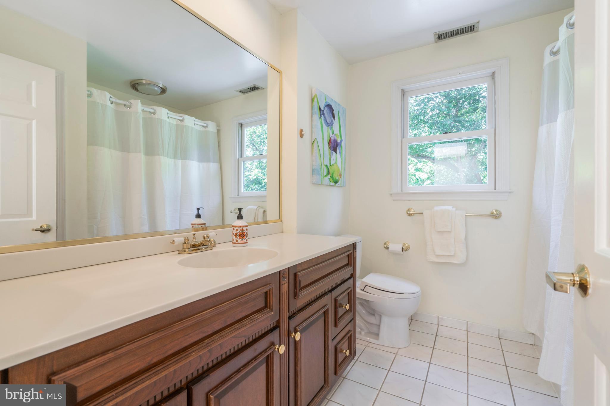 841 Hunt Road Newtown Square, PA 19073 - Photo 39 of 56 2nd floor hall bath