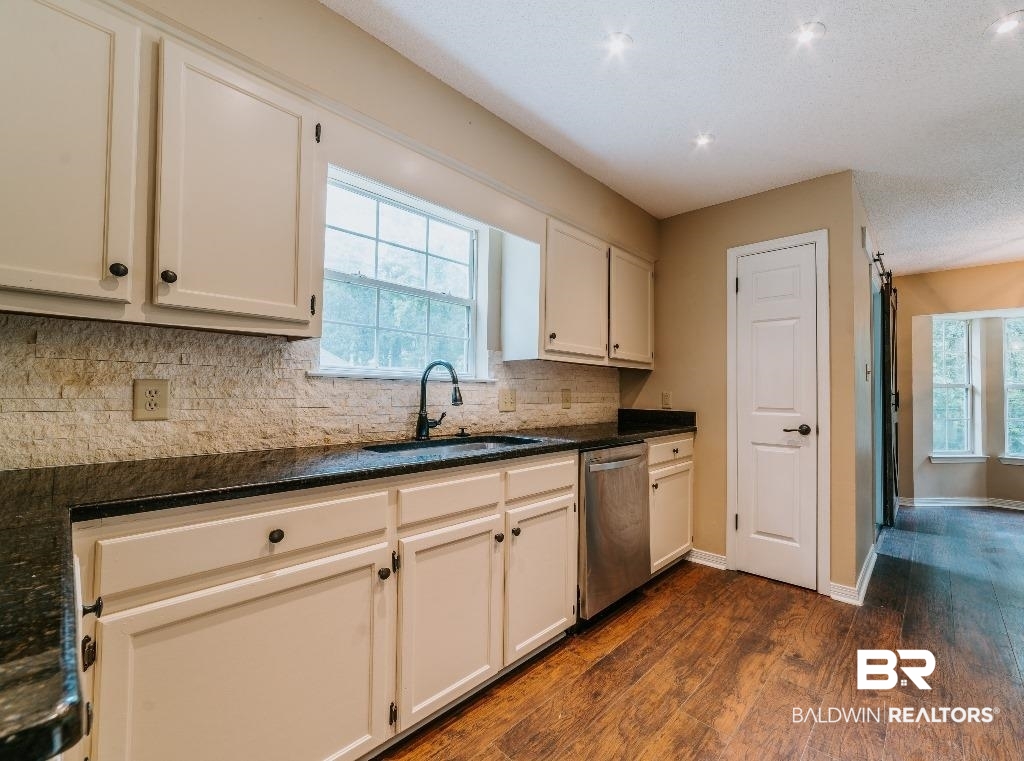 8000 Suzanne Way Mobile, AL 36695 - Photo 11 of 34