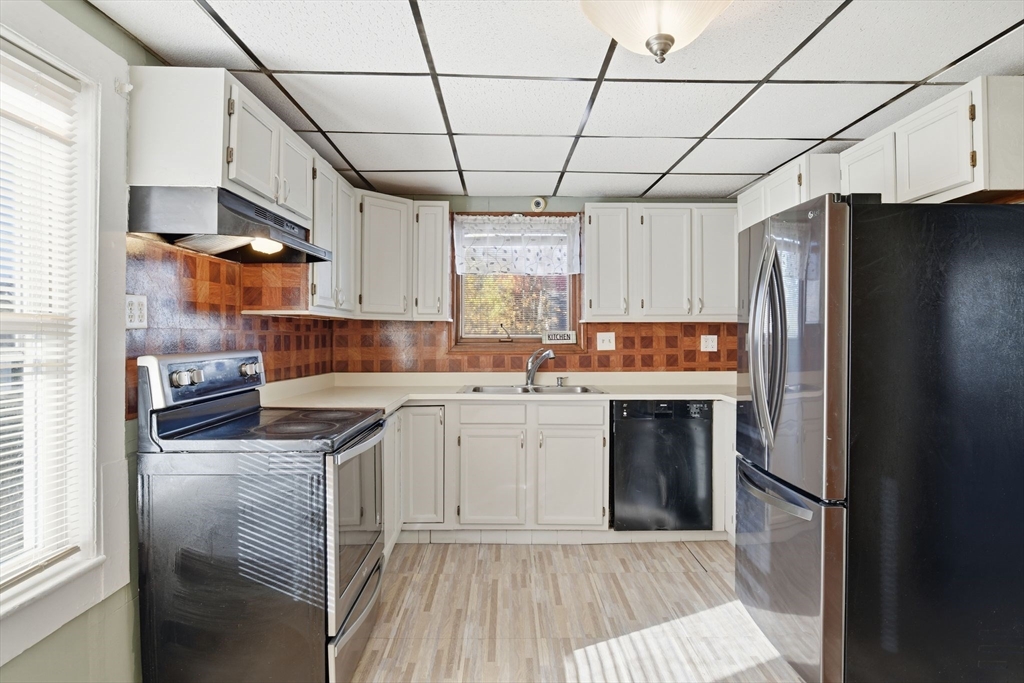 114 Monrovia Street Springfield, MA 01104 - Photo 16 of 37