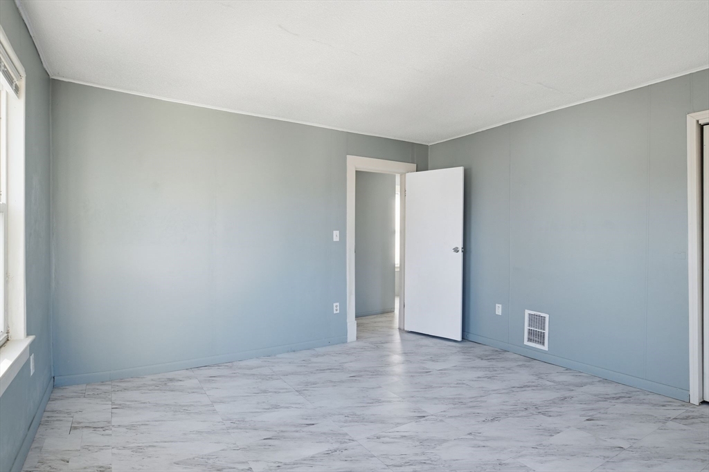 114 Monrovia Street Springfield, MA 01104 - Photo 23 of 37