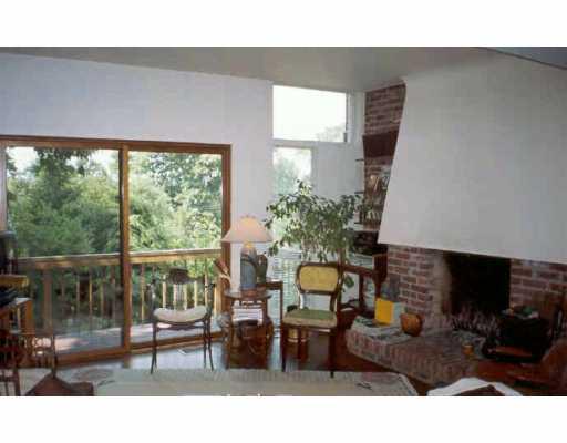 142 Maple Heights Road Pittsburgh, PA 15232 - Photo 2 of 4 Living Room.