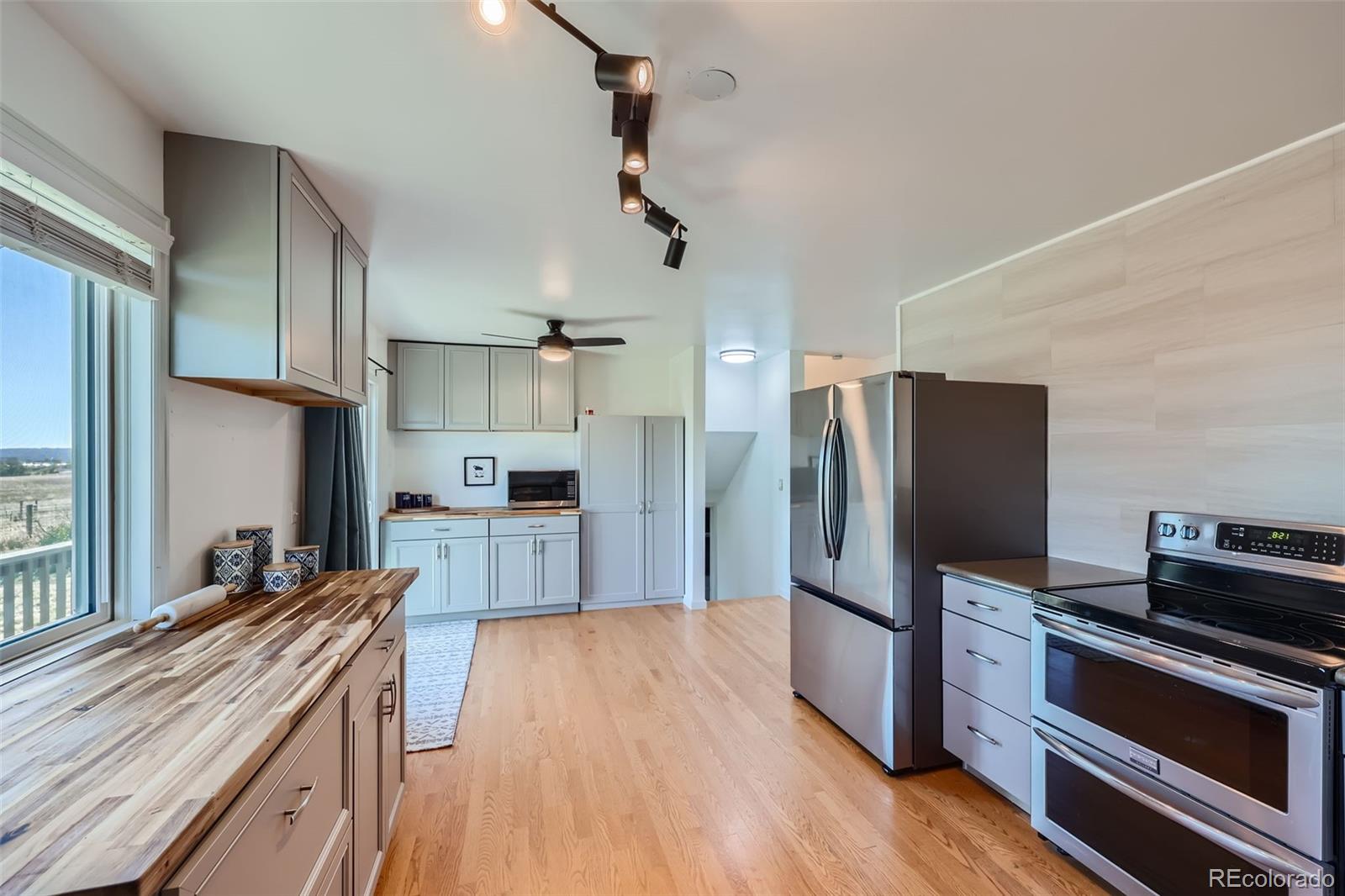 2452 Shetland Trail Elizabeth, CO 80107 - Photo 7 of 42 a kitchen with granite countertop a refrigerator stove and oven