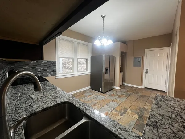 $2,300 | 735 North Hamlin Avenue, Unit 1, Chicago, IL 60624