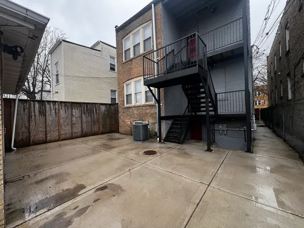 $2,300 | 735 North Hamlin Avenue, Unit 1, Chicago, IL 60624