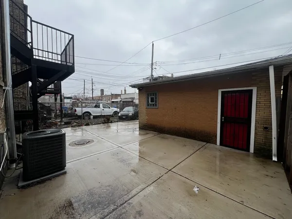 $2,300 | 735 North Hamlin Avenue, Unit 1, Chicago, IL 60624