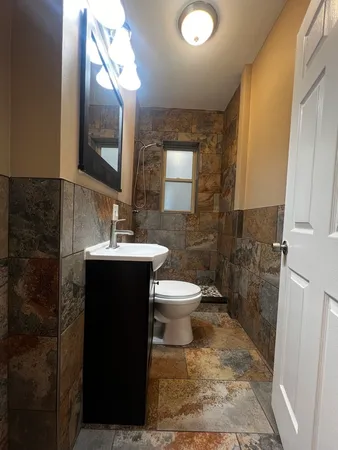 $2,300 | 735 North Hamlin Avenue, Unit 1, Chicago, IL 60624