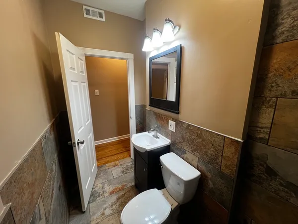 $2,300 | 735 North Hamlin Avenue, Unit 1, Chicago, IL 60624