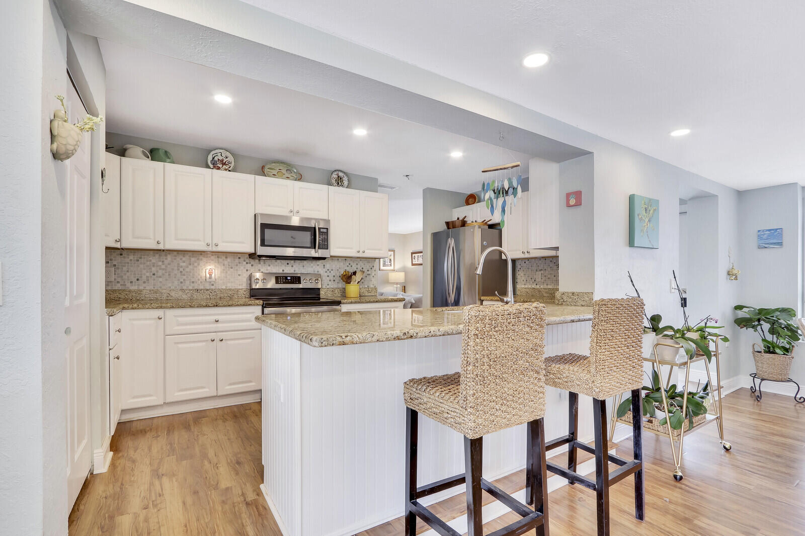 444 Inlet Road North Palm Beach, FL 33408 - Photo 11 of 40 Bar Stools @ Kitchen Counter