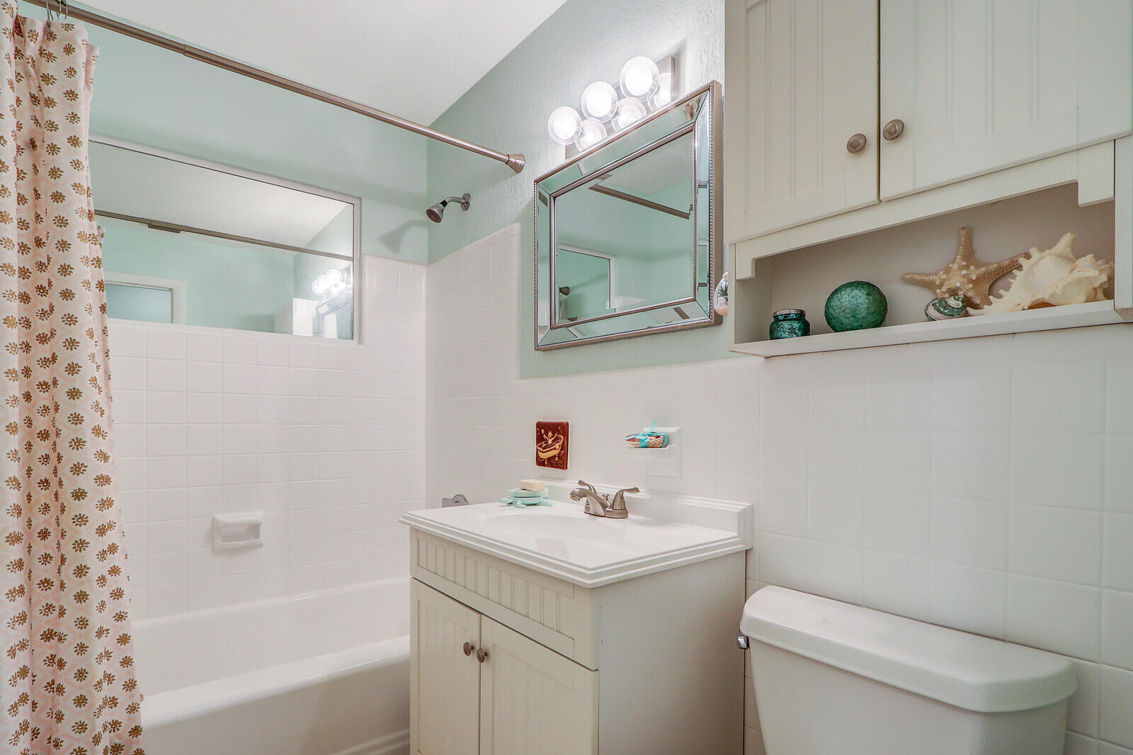 444 Inlet Road North Palm Beach, FL 33408 - Photo 27 of 40 Guest Bath