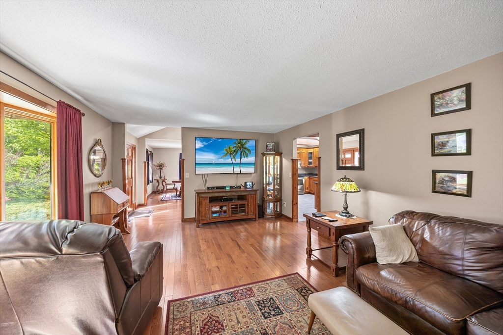 82 Allen Road Sturbridge, MA 01566 - Photo 5 of 40