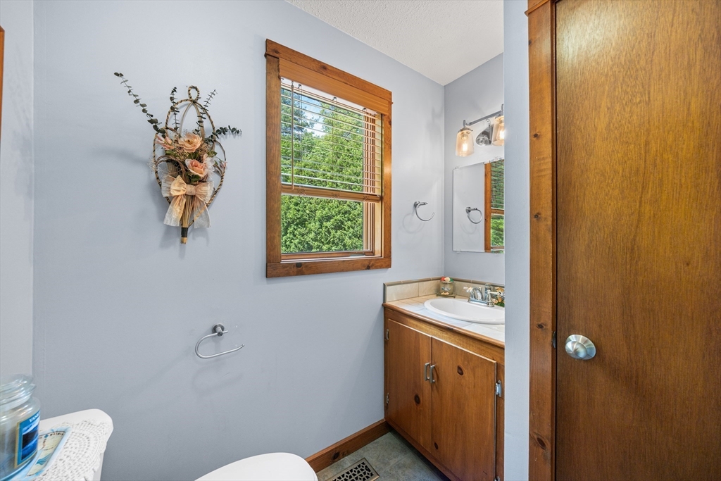 82 Allen Road Sturbridge, MA 01566 - Photo 6 of 40