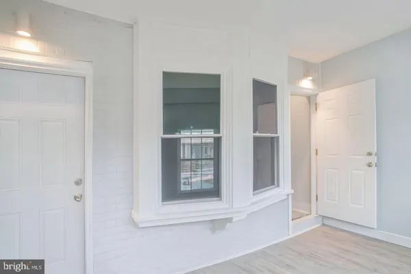 a view of entryway with bathroom