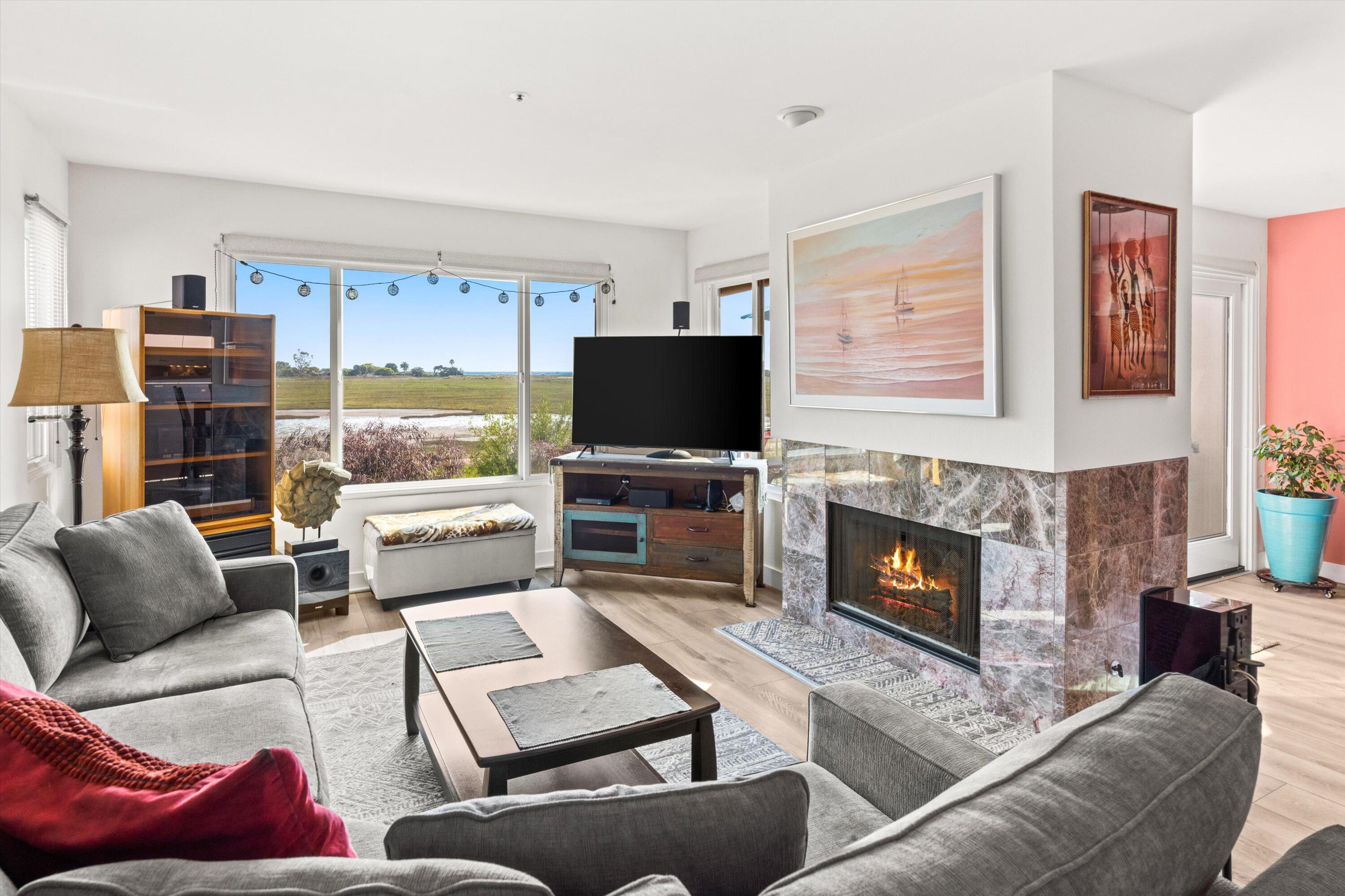 4297 Carpinteria Avenue, Unit 8 Carpinteria, CA 93013 - Photo 13 of 38 Living Room