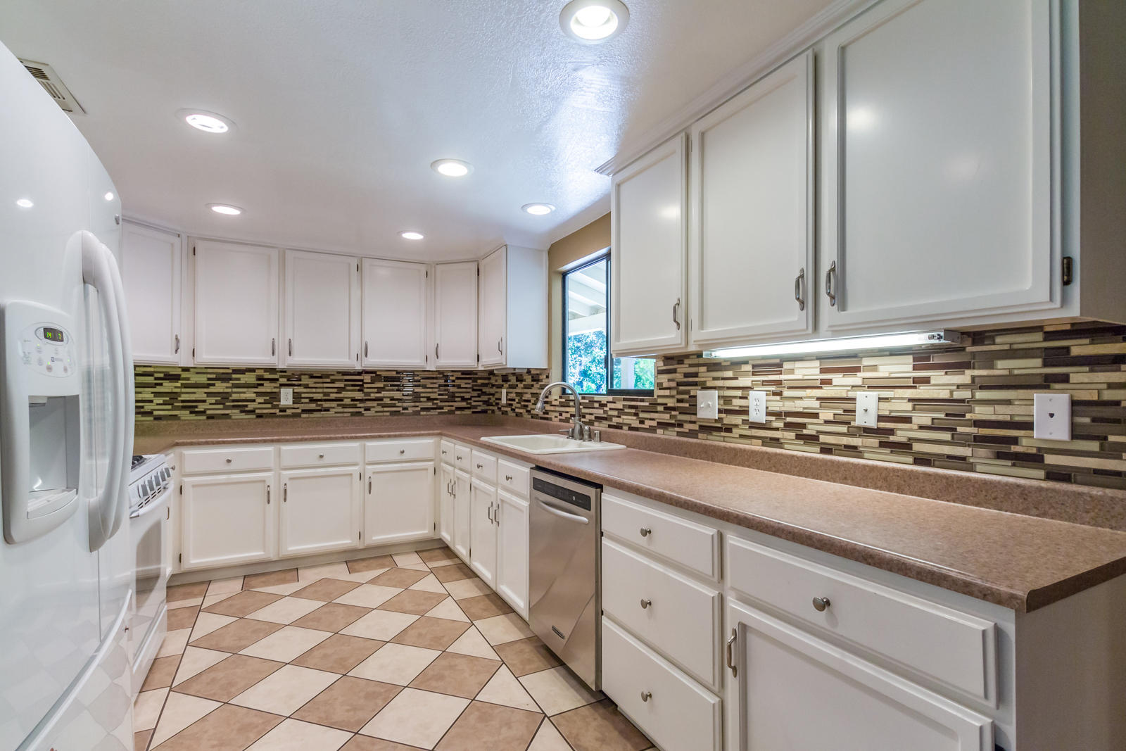 19019 Gas Point Road Cottonwood, CA 96022 - Photo 19 of 61 16 kitchen