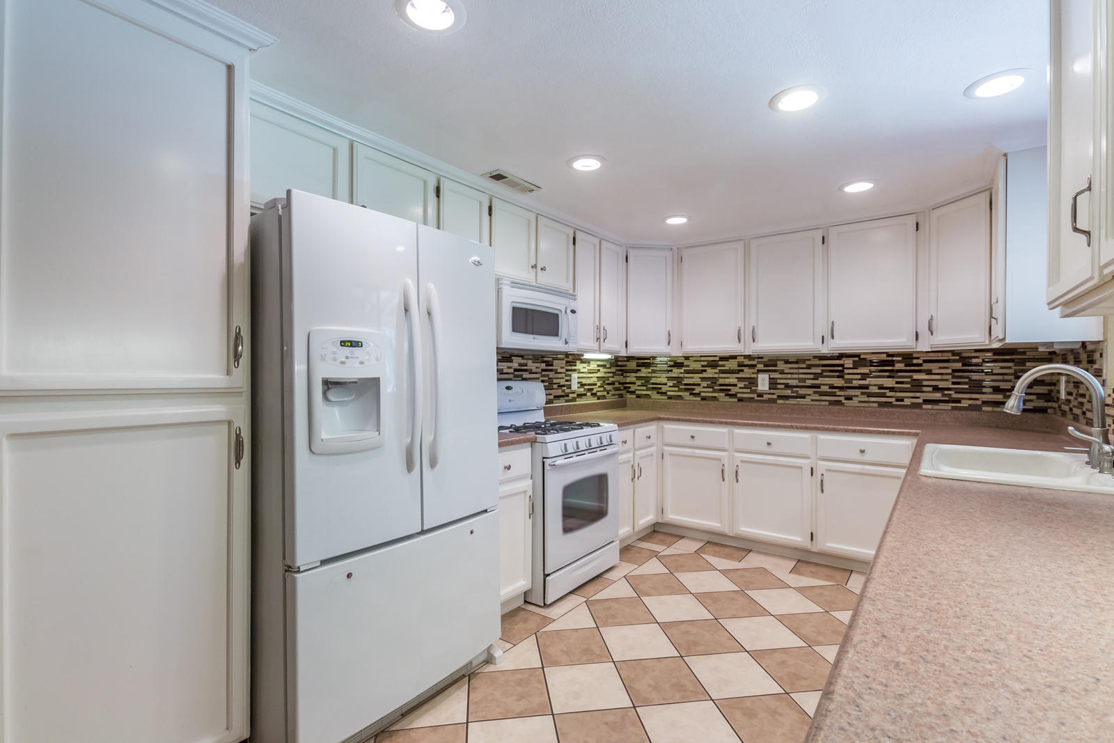 19019 Gas Point Road Cottonwood, CA 96022 - Photo 20 of 61 17 kitchen