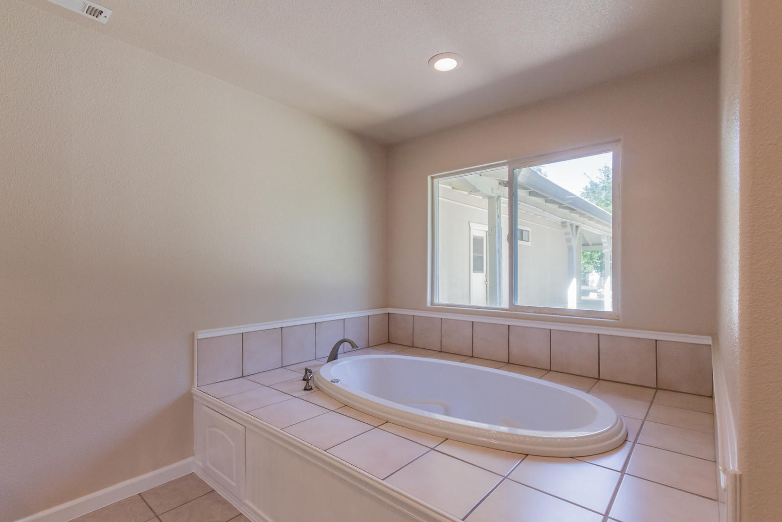 19019 Gas Point Road Cottonwood, CA 96022 - Photo 29 of 61 37 master bathtub