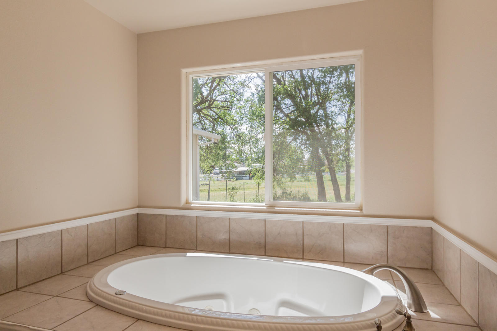19019 Gas Point Road Cottonwood, CA 96022 - Photo 47 of 61 69 ensuite bathtub