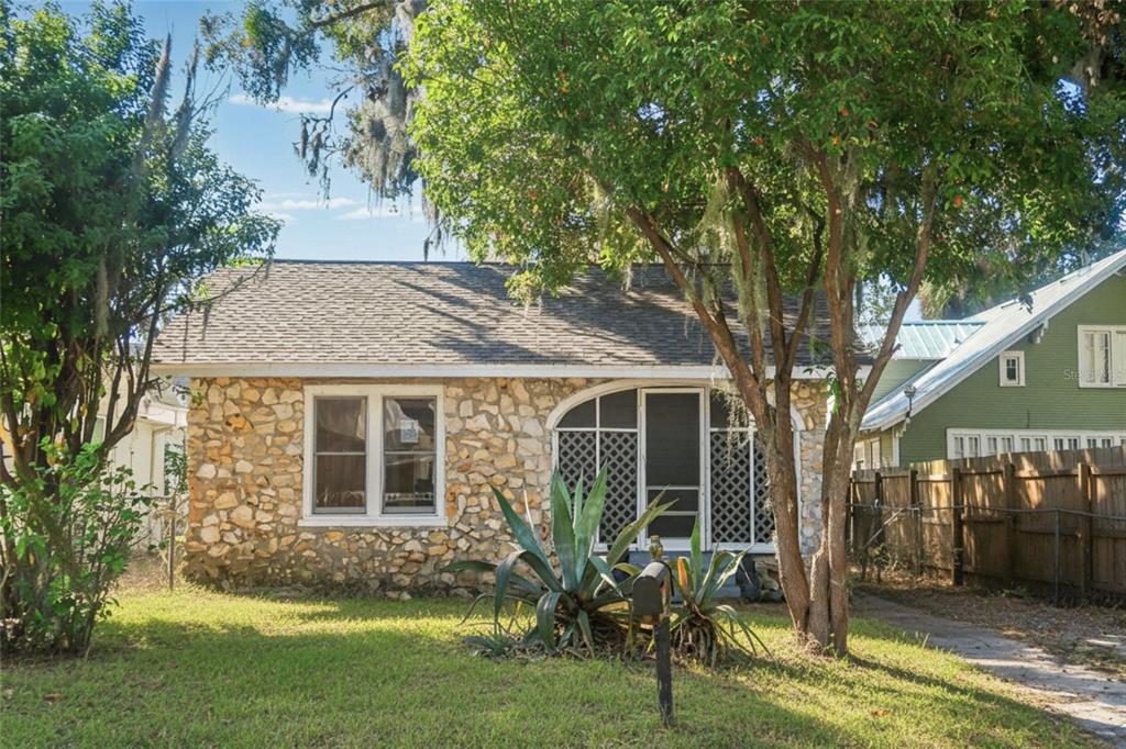 a view of house with a yard