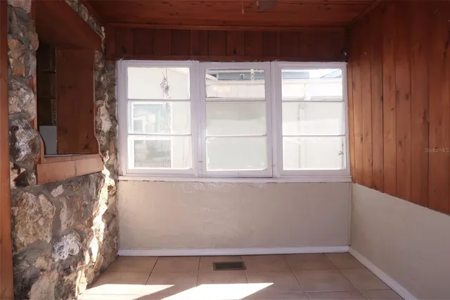 a view of a window in an empty room