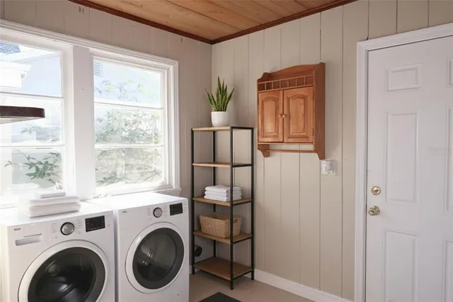 a view of entryway with washer and dryer